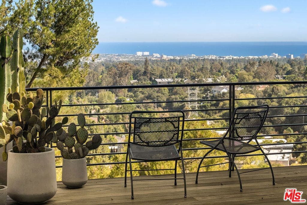 901 Kenter Way, Los Angeles, CA 90049 901 Kenter Way, Los Angeles, CA 90049