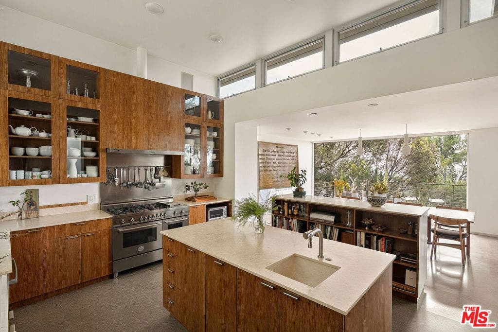 901 Kenter Way, Los Angeles, CA 90049 901 Kenter Way, Los Angeles, CA 90049