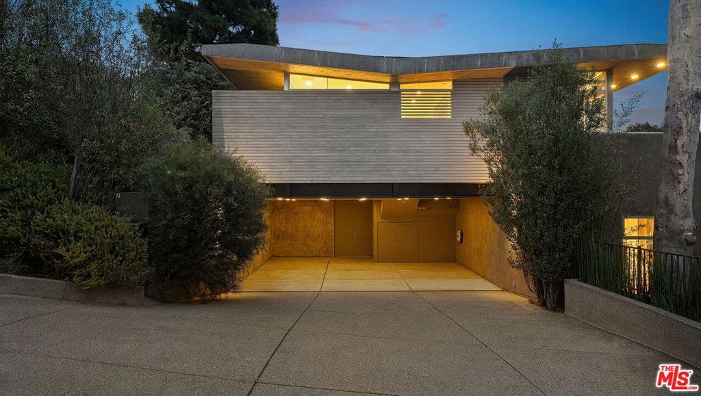 901 Kenter Way, Los Angeles, CA 90049 901 Kenter Way, Los Angeles, CA 90049