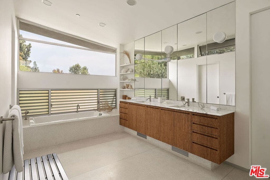 901 Kenter Way, Los Angeles, CA 90049 901 Kenter Way, Los Angeles, CA 90049