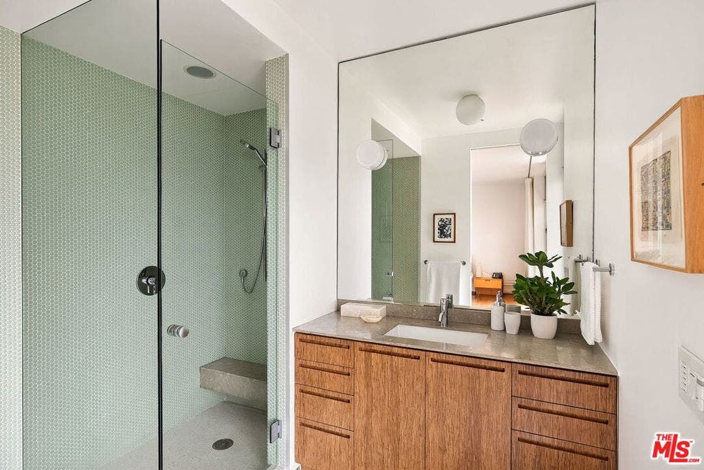 901 Kenter Way, Los Angeles, CA 90049 901 Kenter Way, Los Angeles, CA 90049
