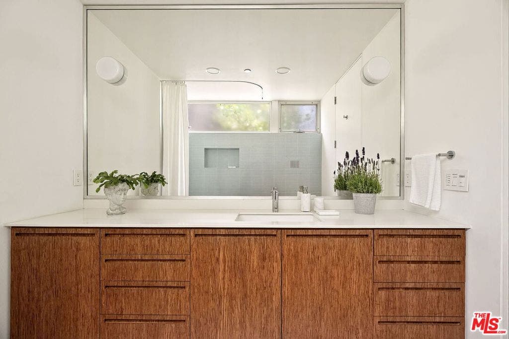 901 Kenter Way, Los Angeles, CA 90049 901 Kenter Way, Los Angeles, CA 90049