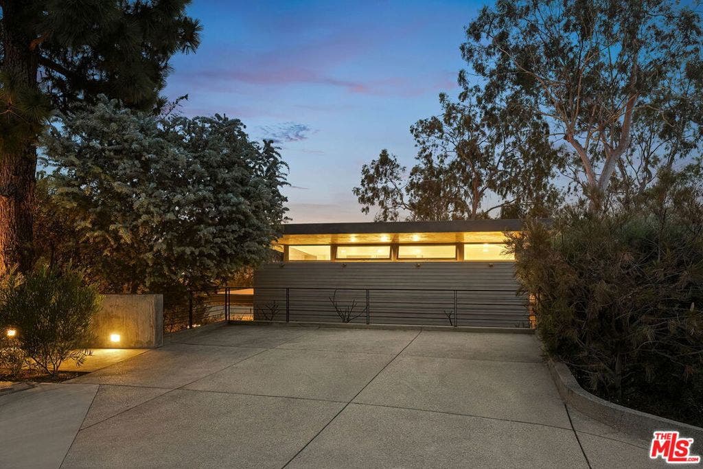 901 Kenter Way, Los Angeles, CA 90049 901 Kenter Way, Los Angeles, CA 90049