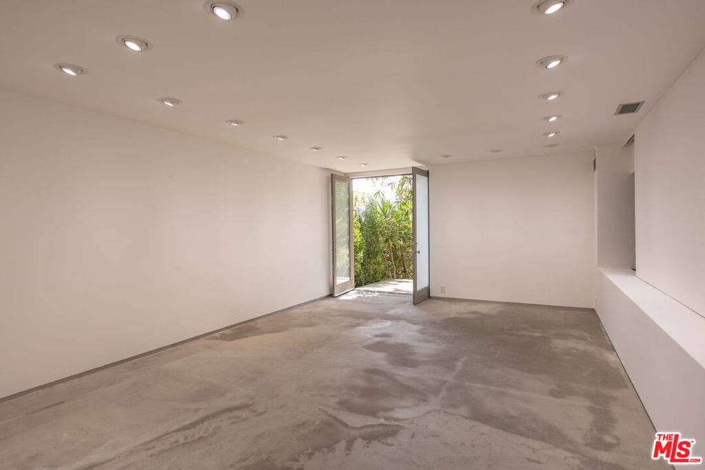 901 Kenter Way, Los Angeles, CA 90049 901 Kenter Way, Los Angeles, CA 90049