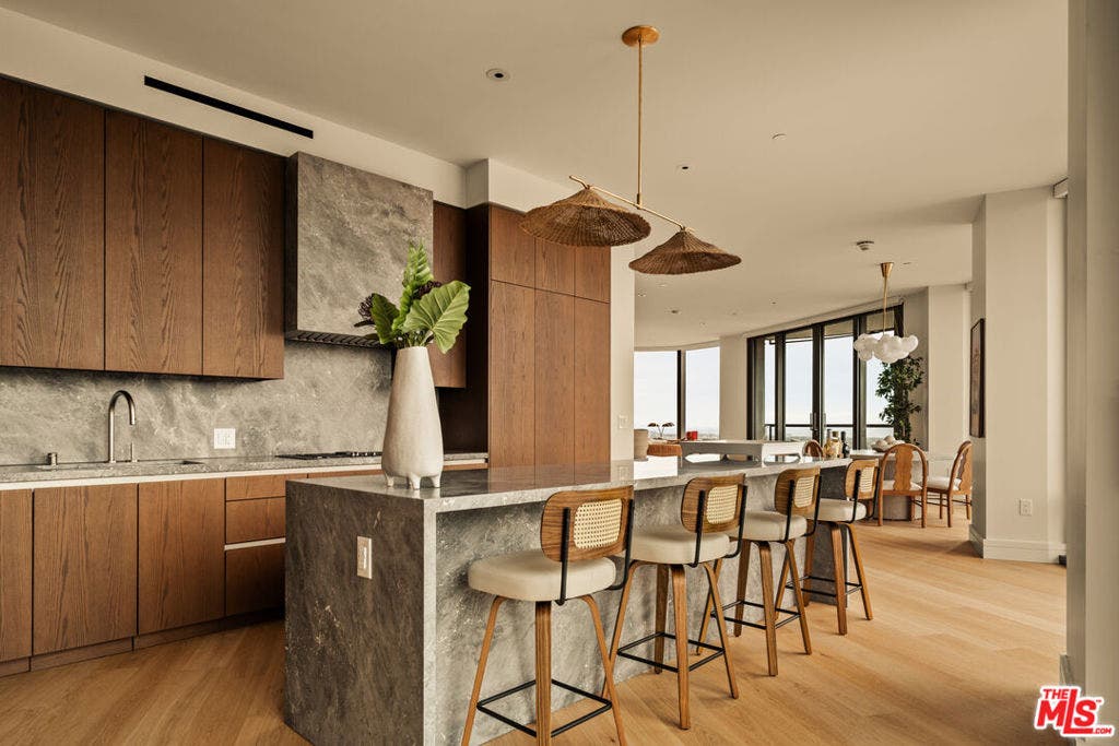 211 W Elm Court, #30A, Los Angeles, CA 90067 211 W Elm Court, #30A, Los Angeles, CA 90067