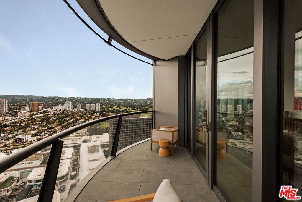 211 W Elm Court, #30A, Los Angeles, CA 90067 211 W Elm Court, #30A, Los Angeles, CA 90067