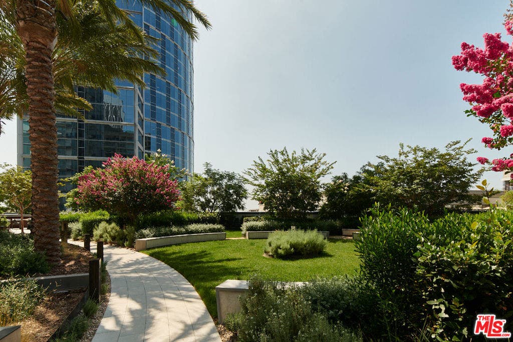 211 W Elm Court, #30A, Los Angeles, CA 90067 211 W Elm Court, #30A, Los Angeles, CA 90067