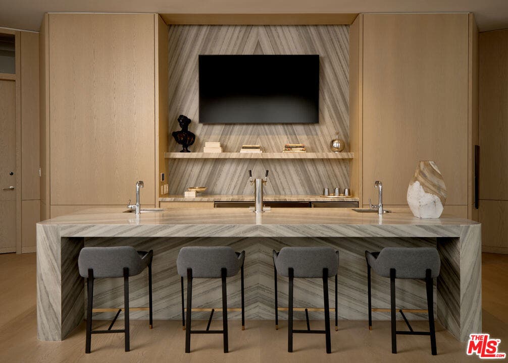 211 W Elm Court, #30A, Los Angeles, CA 90067 211 W Elm Court, #30A, Los Angeles, CA 90067