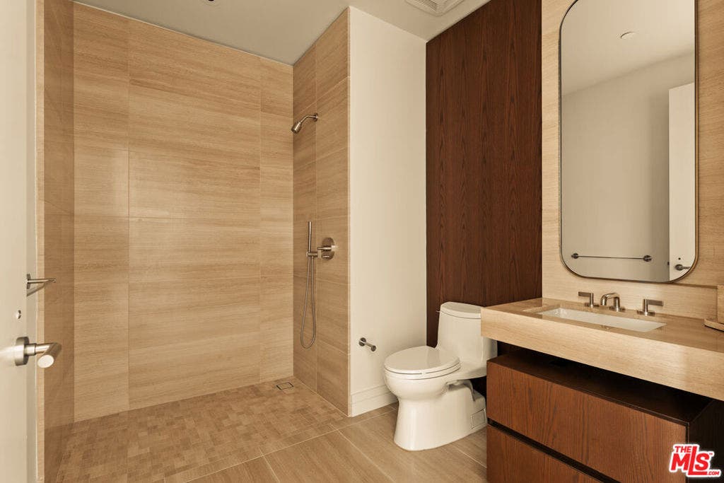 211 W Elm Court, #30A, Los Angeles, CA 90067 211 W Elm Court, #30A, Los Angeles, CA 90067