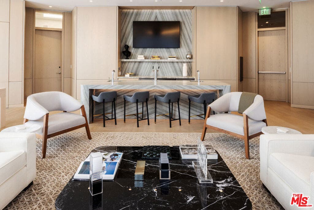 211 W Elm Court, #30A, Los Angeles, CA 90067 211 W Elm Court, #30A, Los Angeles, CA 90067