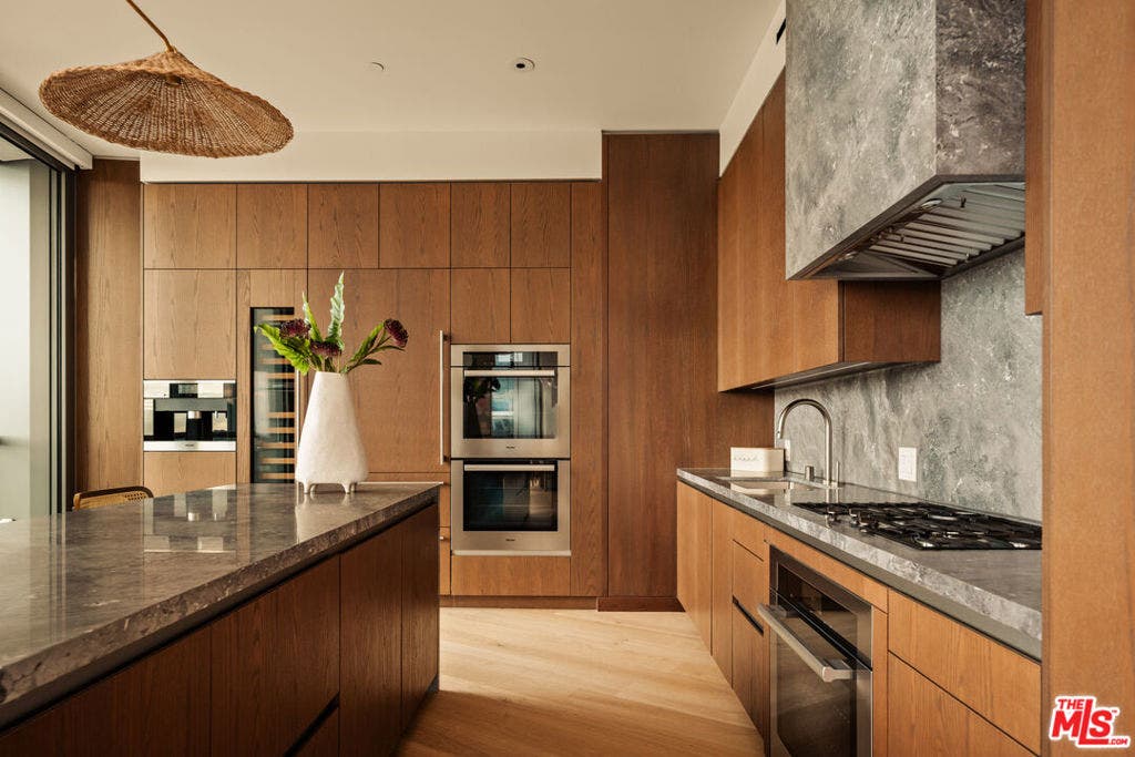 211 W Elm Court, #30A, Los Angeles, CA 90067 211 W Elm Court, #30A, Los Angeles, CA 90067