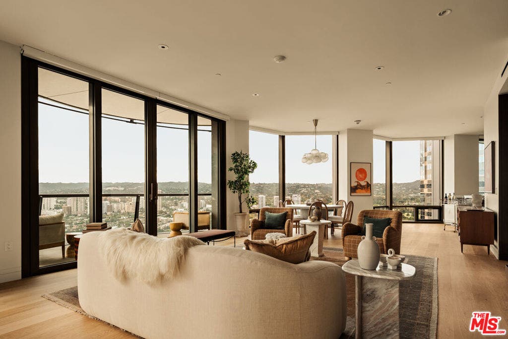 211 W Elm Court, #30A, Los Angeles, CA 90067 211 W Elm Court, #30A, Los Angeles, CA 90067