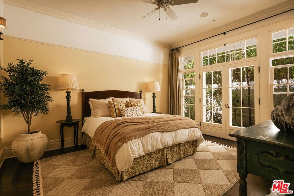2041 Mandeville Canyon Road, Los Angeles, CA 90049