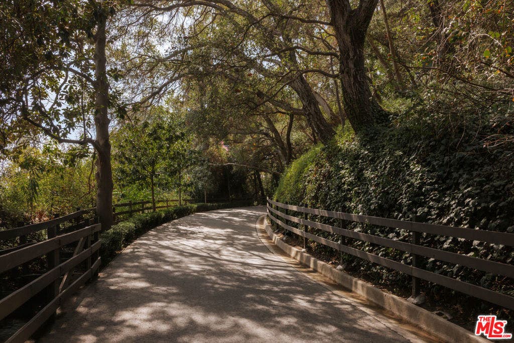 2041 Mandeville Canyon Road, Los Angeles, CA 90049
