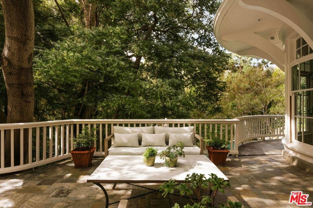 2041 Mandeville Canyon Road, Los Angeles, CA 90049
