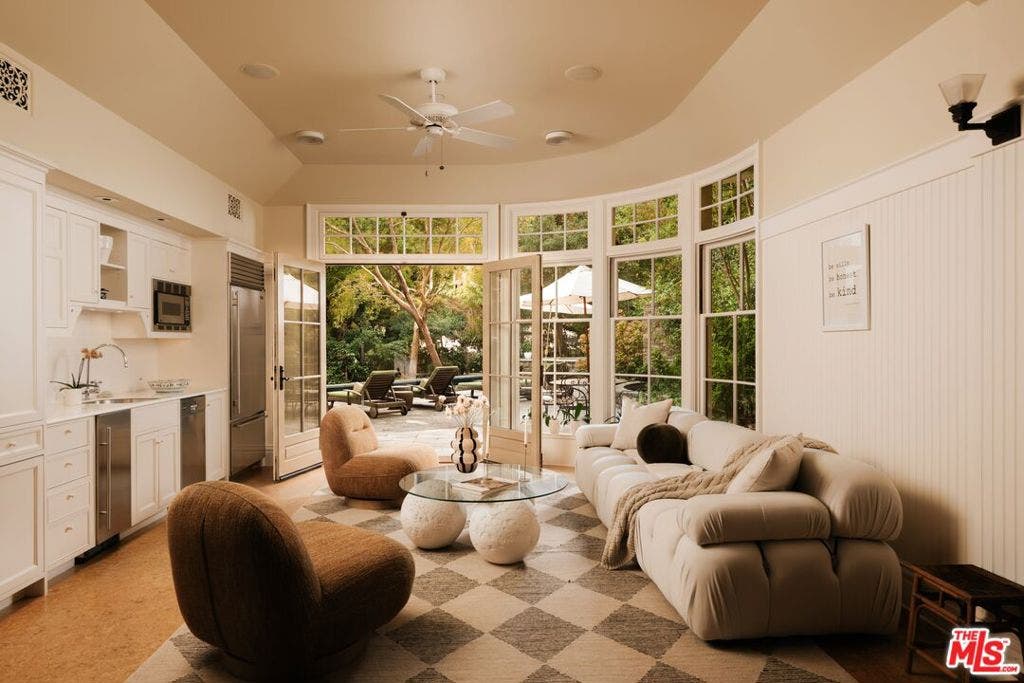 2041 Mandeville Canyon Road, Los Angeles, CA 90049