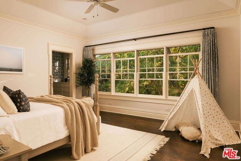 2041 Mandeville Canyon Road, Los Angeles, CA 90049