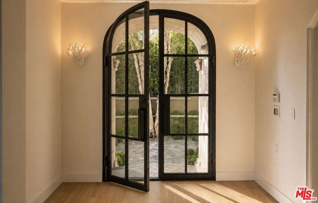 2680 Bowmont Drive, Beverly Hills, CA 90210