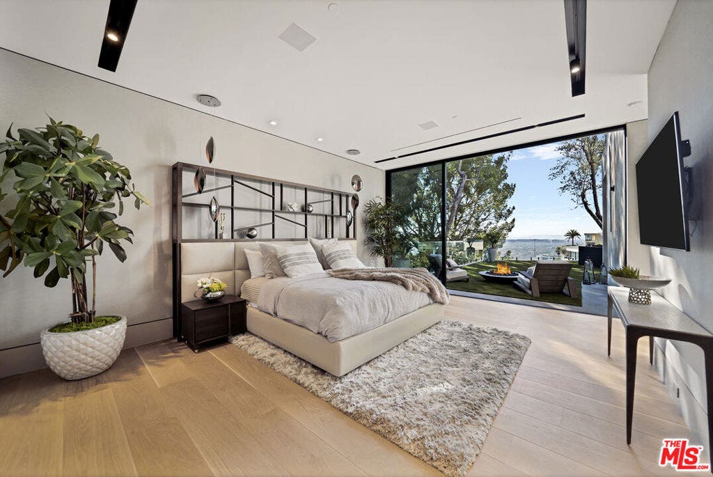 9330 Flicker Way, Los Angeles, CA 90069