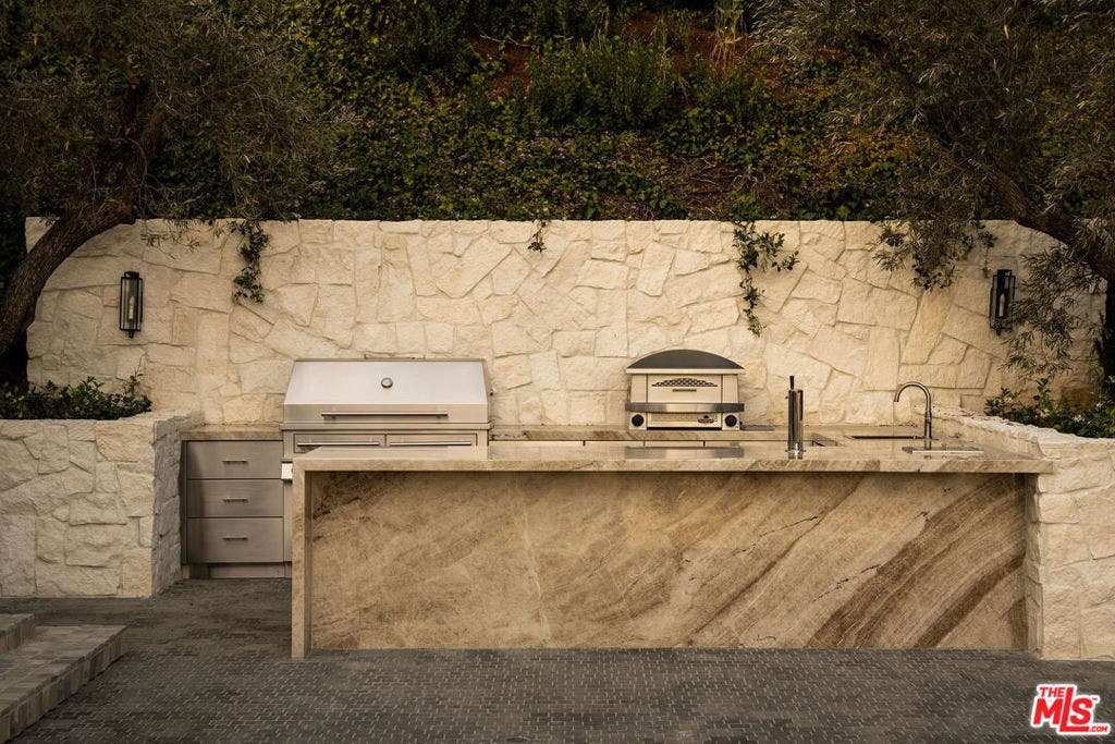 851 Strada Vecchia Road, Los Angeles, CA 90077 851 Strada Vecchia Road, Los Angeles, CA 90077