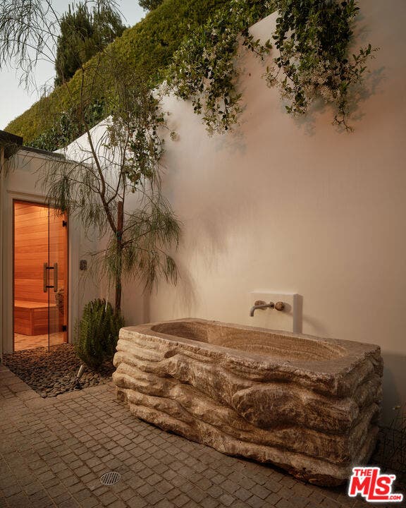 851 Strada Vecchia Road, Los Angeles, CA 90077 851 Strada Vecchia Road, Los Angeles, CA 90077