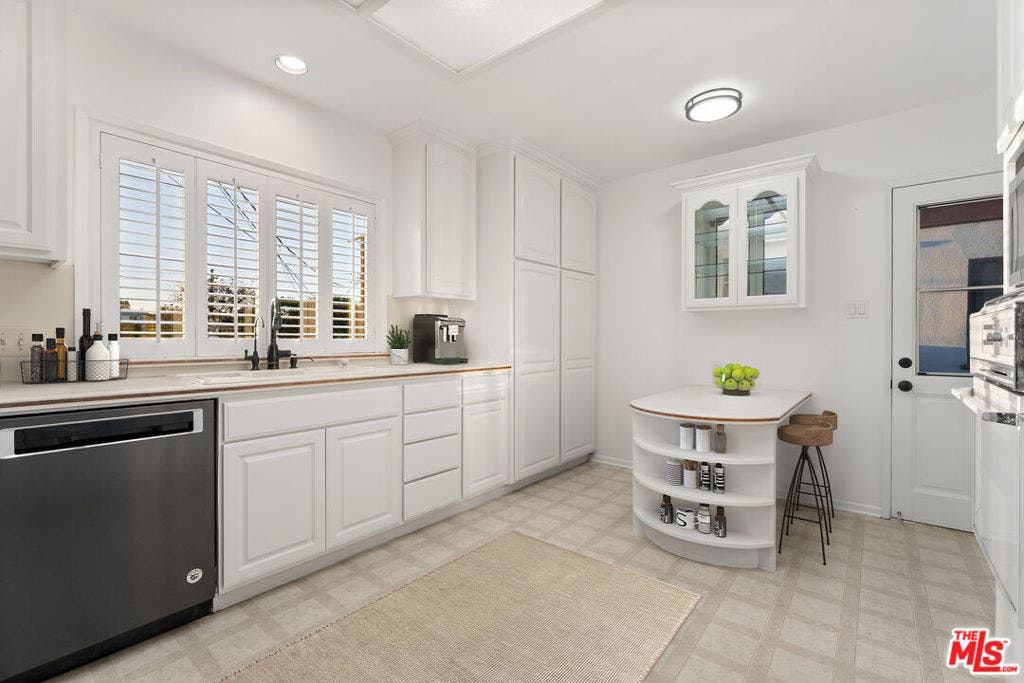 7527 Stewart Avenue, Los Angeles, CA 90045 7527 Stewart Avenue, Los Angeles, CA 90045