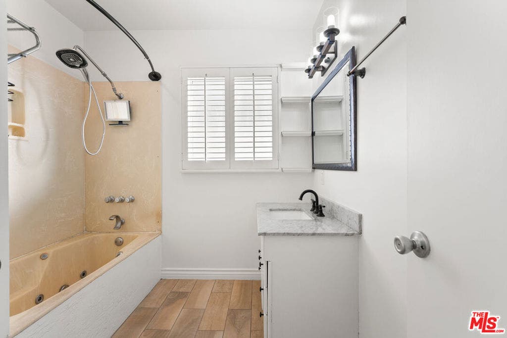 7527 Stewart Avenue, Los Angeles, CA 90045 7527 Stewart Avenue, Los Angeles, CA 90045