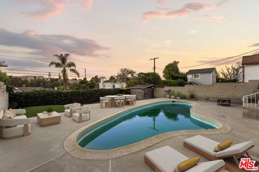 7527 Stewart Avenue, Los Angeles, CA 90045 7527 Stewart Avenue, Los Angeles, CA 90045