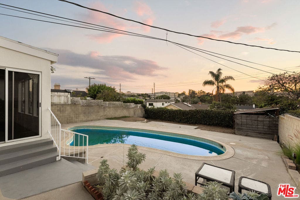 7527 Stewart Avenue, Los Angeles, CA 90045 7527 Stewart Avenue, Los Angeles, CA 90045