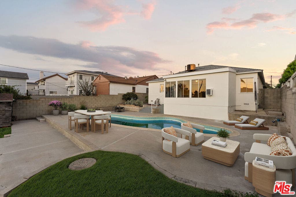 7527 Stewart Avenue, Los Angeles, CA 90045 7527 Stewart Avenue, Los Angeles, CA 90045