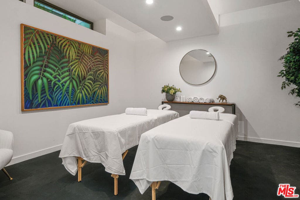 810 N Orlando Avenue, Los Angeles, CA 90069