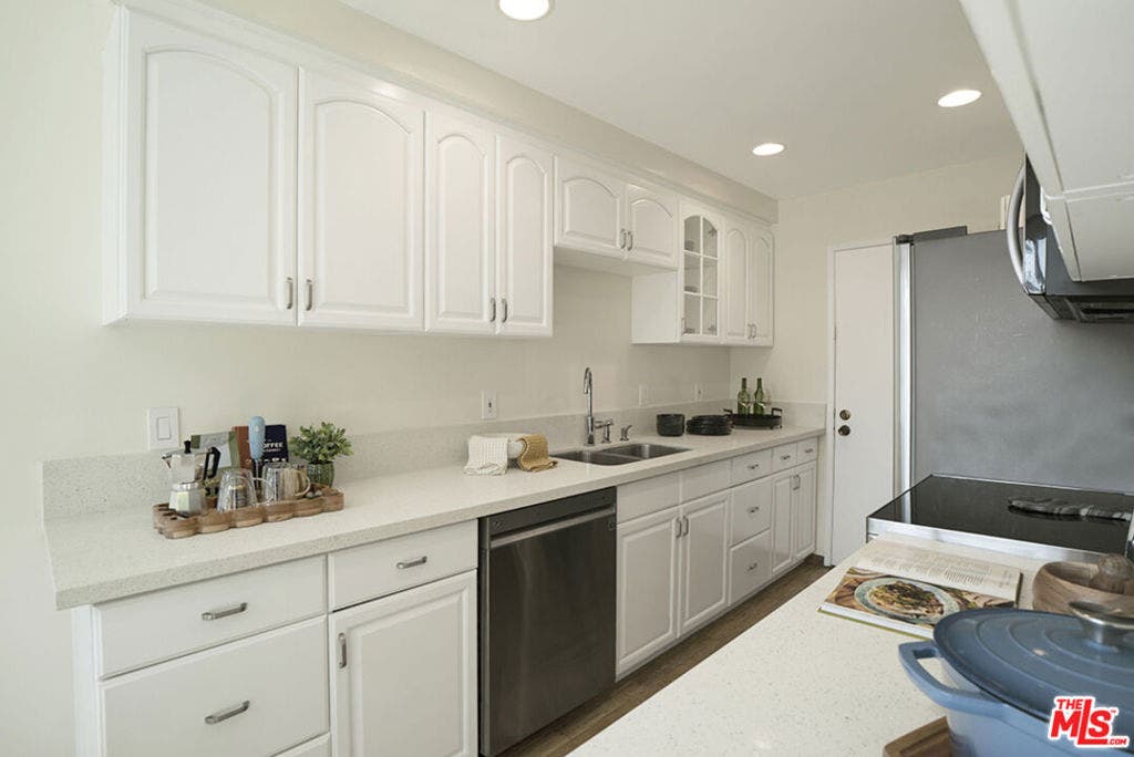 525 N Sycamore Avenue, #306, Los Angeles, CA 90036 525 N Sycamore Avenue, #306, Los Angeles, CA 90036