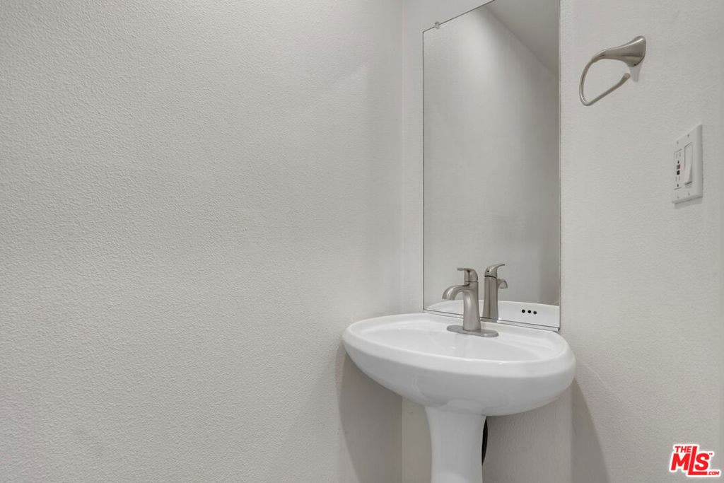 14061 Milbank Street, #8, Sherman Oaks, CA 91423 14061 Milbank Street, #8, Sherman Oaks, CA 91423