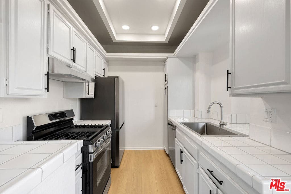 14061 Milbank Street, #8, Sherman Oaks, CA 91423 14061 Milbank Street, #8, Sherman Oaks, CA 91423