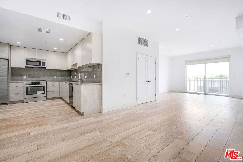 1946 Overland Avenue, Los Angeles, CA 90025