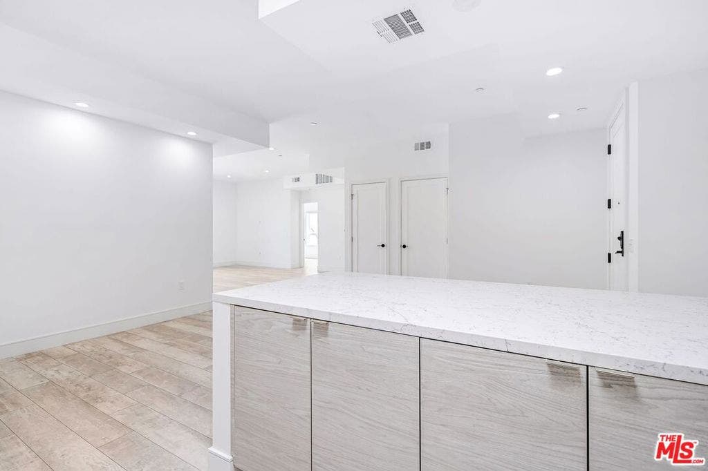 1946 Overland Avenue, Los Angeles, CA 90025