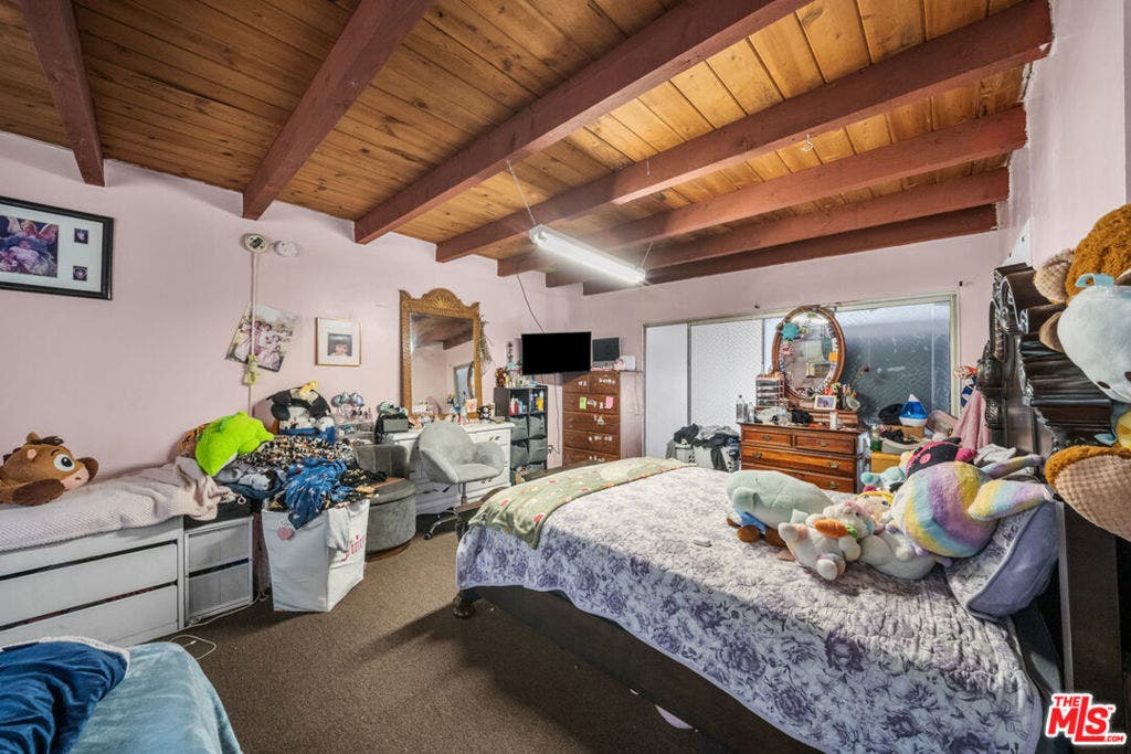 6407 La Riba Way, Los Angeles, CA 90042