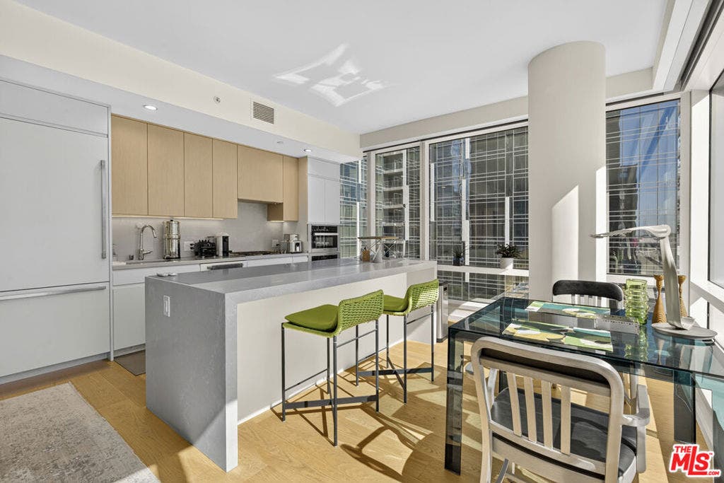 877 Francisco Street, #1506, Los Angeles, CA 90017 877 Francisco Street, #1506, Los Angeles, CA 90017