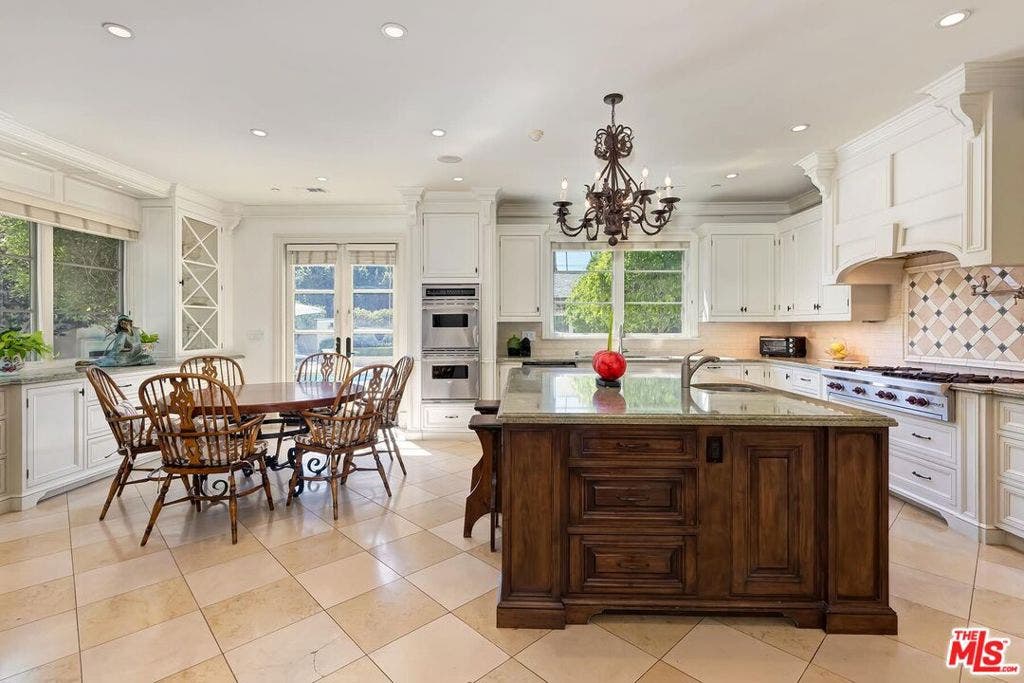 Kitchen and Breakfast Area