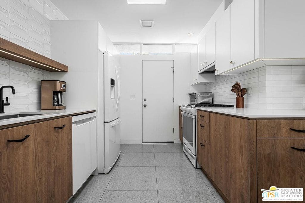 425 E Flor Circle, Palm Springs, CA 92264 425 E Flor Circle, Palm Springs, CA 92264