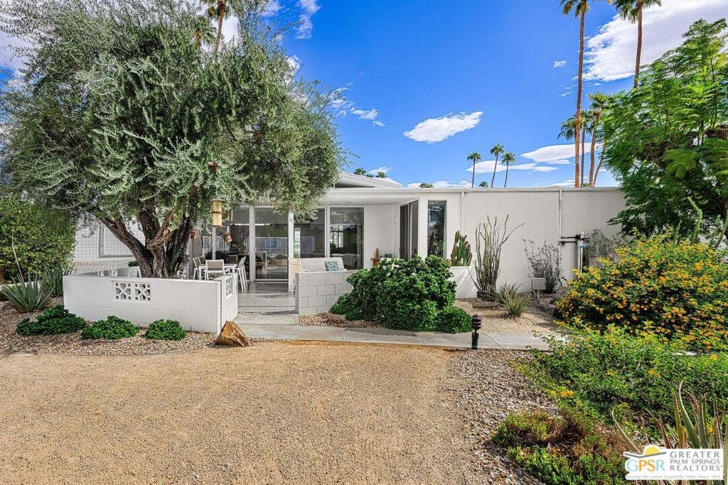 425 E Flor Circle, Palm Springs, CA 92264 425 E Flor Circle, Palm Springs, CA 92264