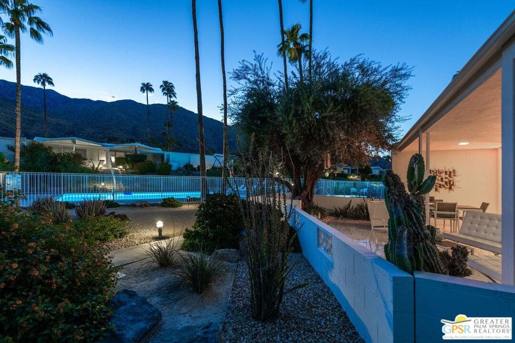 425 E Flor Circle, Palm Springs, CA 92264 425 E Flor Circle, Palm Springs, CA 92264