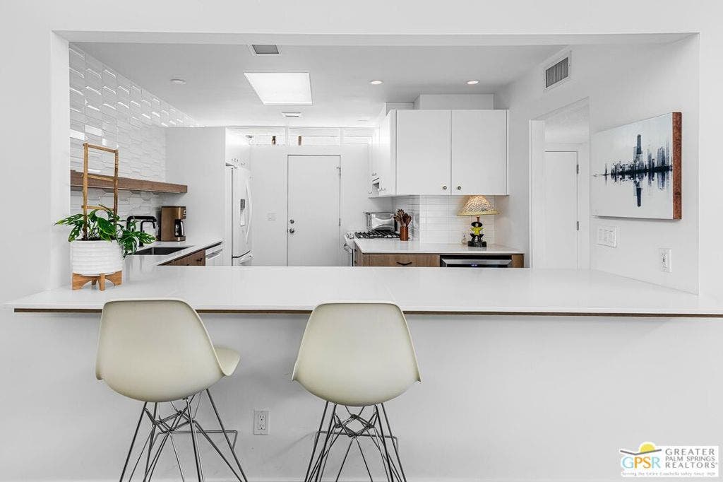 425 E Flor Circle, Palm Springs, CA 92264 425 E Flor Circle, Palm Springs, CA 92264