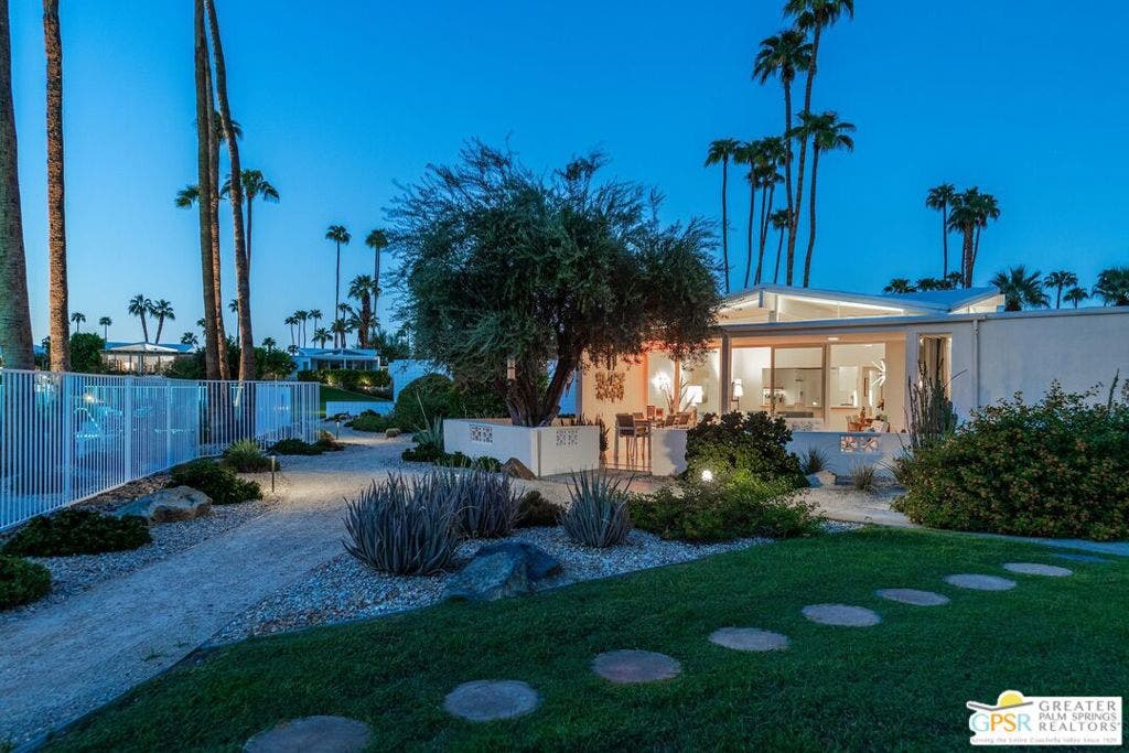 425 E Flor Circle, Palm Springs, CA 92264 425 E Flor Circle, Palm Springs, CA 92264