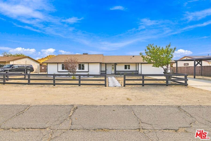 Property photo for 17124 Schollview Avenue, Palmdale, CA