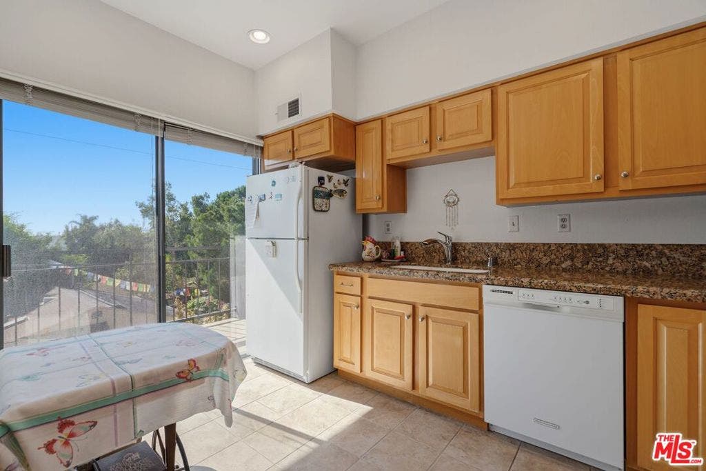 10866 Rose Avenue, #203, Los Angeles, CA 90034