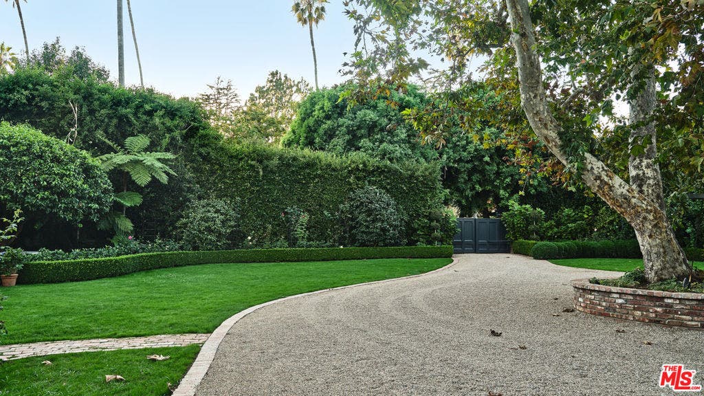 130 N Bristol Avenue, Los Angeles, CA 90049 130 N Bristol Avenue, Los Angeles, CA 90049