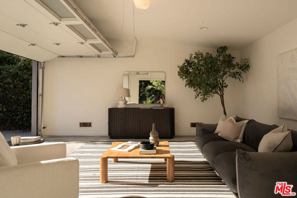 3758 Barry Avenue, Los Angeles, CA 90066