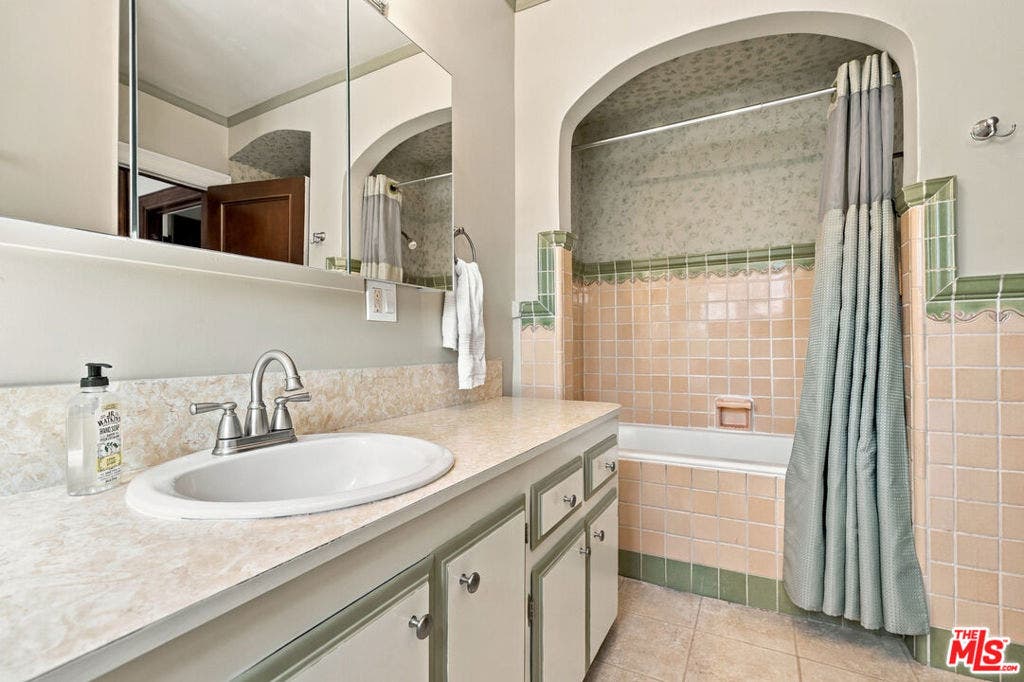 343 N Bronson Avenue, Los Angeles, CA 90004