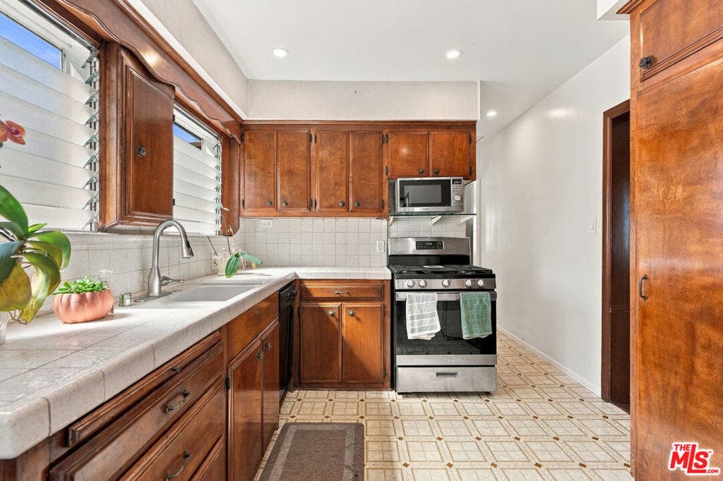 343 N Bronson Avenue, Los Angeles, CA 90004